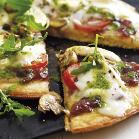 Onion, mushroom & goats' cheese pizza