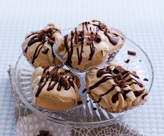 Gorgeous handmade foodie gifts for Christmas: Brown Sugar Meringues with Cinnamon Cream